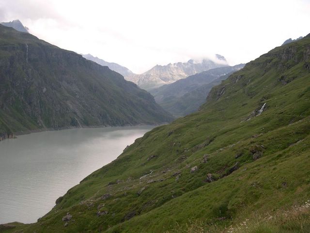 une arrivee d eau sous la montagne pour la centrale de Fionnay